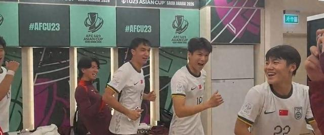 企鹅体育直播-U23国足更衣室嗨爆！全队魔性转圈圈，向余望：再赢1场就回家|李昊|越南|国足球员|乌兹别克足球|拜合拉木_新浪体育_新浪新闻