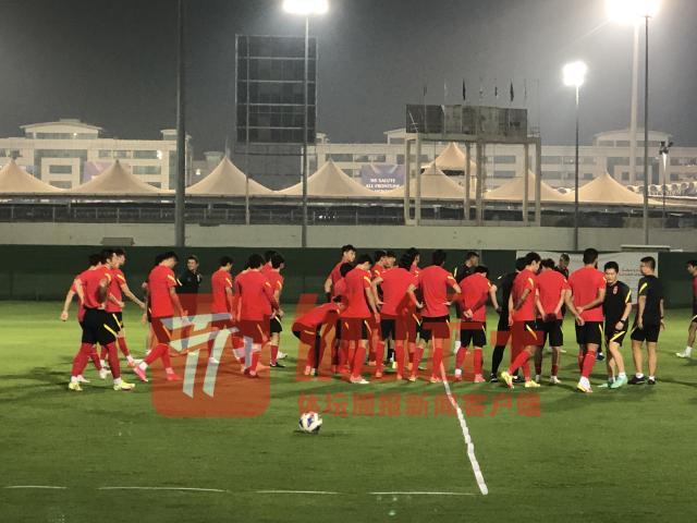 热点赛事-国足热身赛前最后一练 四中国裁判执法中叙之战