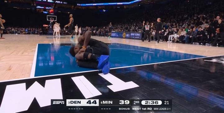 企鹅体育赛事专区-又伤退一员🙏爱德华兹落地左膝过度伸展 已被队友搀扶离场！