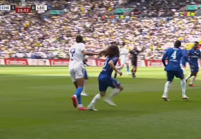 热点赛事-似曾相识？勒温拉拽库库雷利亚头发，裁判并未吹罚犯规